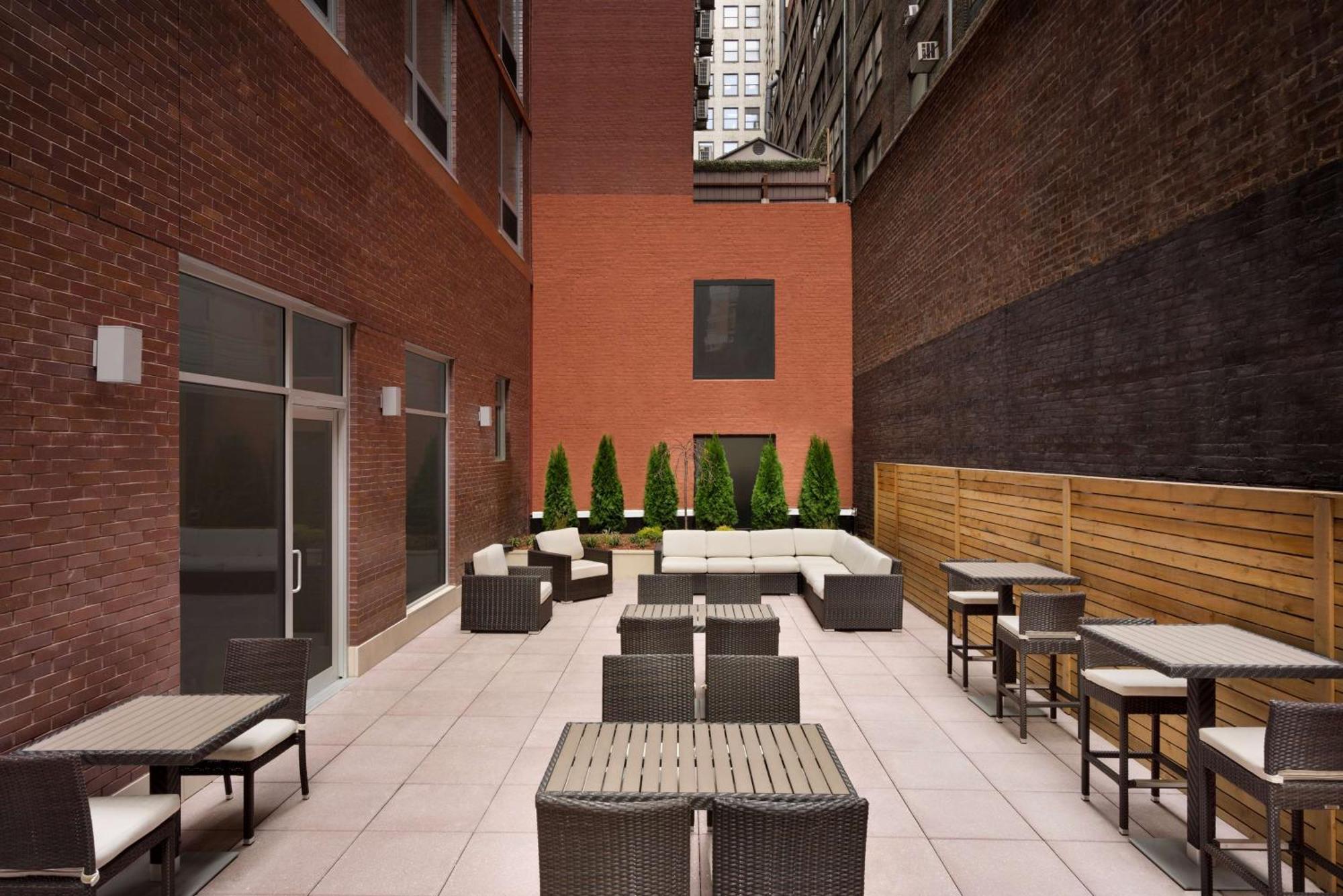 Hilton Garden Inn New York Times Square South Exterior photo